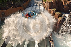 Immerse yourself in the highest fall of this type of attractions, in theme parks of the world i