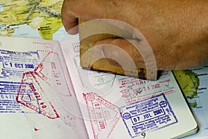 Inmigración estampilla sobre el pasaporte 