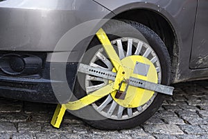 Immobilizer stocks to block the wheel of a car