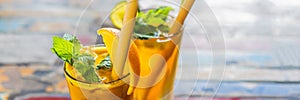 Imúnny zvýšenie proti oranžový a kurkuma. ráno šťava piť čistiť jesť reklamný formát primárne určený pre použitie na webových stránkach 