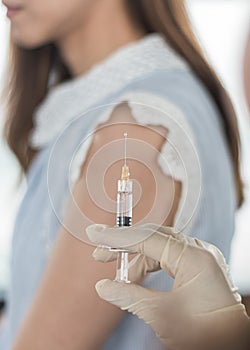 Inmunización a vacunación parálisis, gripe o prevención una mujer con vacuna jeringuilla de acuerdo a enfermero 