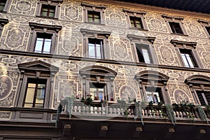 Important and historical facade completely frescoed, in Florence.