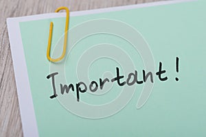 Important ! paper note with paperclip