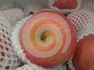 Imported apples in the modern Indonesian market