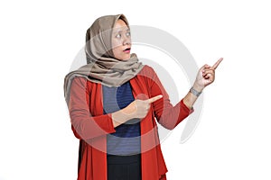 Impressed expression of beautifull asian woman pointing of a copyspace