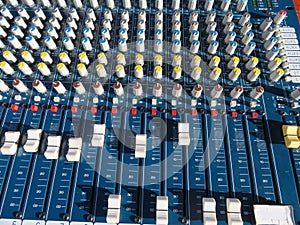 Impressive mixer with a lot of buttons and too many functions