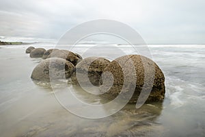 Impressive Moeraki boulders and the Pacific Ocean waves