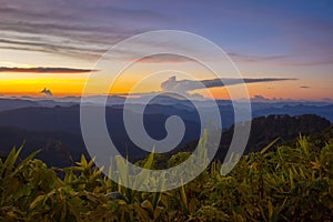 Impresionante escenario durante atardecer Punto de vista distritos un hijo del Norte tailandia 