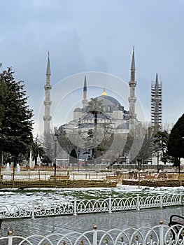 Impressivel Hagia Sophia cathedral church and fontain in Istanbul