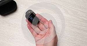 Inaccurate pulse oximeter measurements when measuring blood oxygen levels on different fingers of one hand