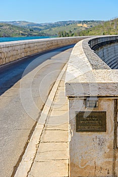 Inaugural plaque Marathon dam photo