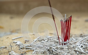 The incense sticks that have been extinguished