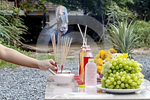Incense sticks to worship the gods, including dining tables to worship the gods or spirits of ancestors.