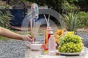 Incense sticks to worship the gods, including dining tables to worship the gods or spirits of ancestors.