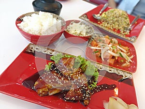 Contenere giapponese pasto sul tavolo 