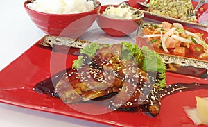Contenere giapponese pasto sul tavolo 