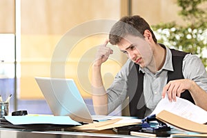 Incompetent businessman online photo