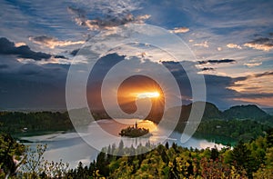 Neuvěřitelný východ slunce přes na jaro ráno slovinsko 