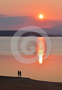 Krásný příroda. oranžový tapeta na plochu. voda. umění fotografování. nebe mraky,. hora stromy. rybník západ slunce 