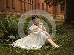 Krásný princezna sedí v hrad zahrada uprostřed kapradina mech. krásné dětinský 