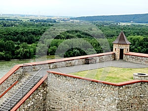 Panoramatický pohled na Bratislavský hrad na kopci v Bratislavě na Slovensku.