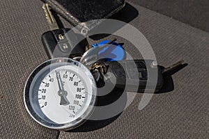 An independent thermometer showing the temperature in the car. High temperature in the middle of the car