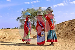   mujer en desierto 