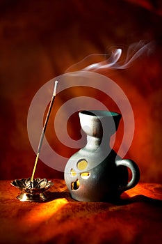 Indický aróma lampa kadidlo držať a dym 