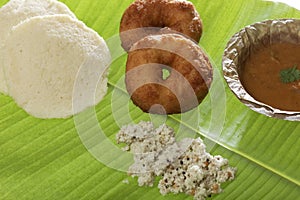 Indian fried snack medu vada & idli with coconut chutney and sambhar.