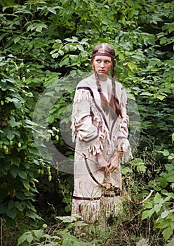 Indian girl with a bow in his hand, in the forest