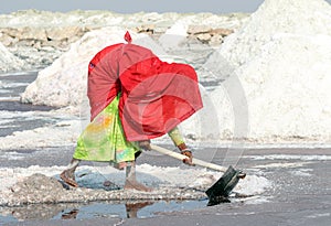 Indian woman mined salt in salt lake