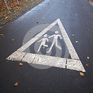 Indication of pedestrians by a road marking in Stralsund