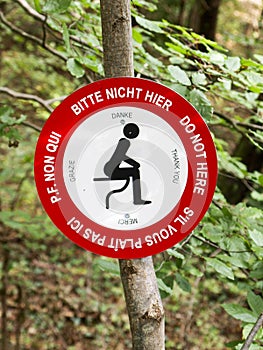 Indication sign for not defecating located in the woods