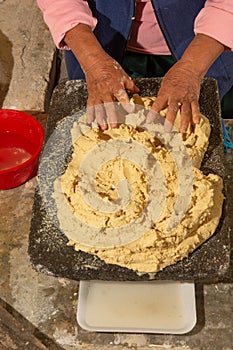 Indígena mexicano una mujer preparación mano en La cocina 