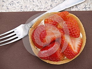 An individual French style strawberry tarte