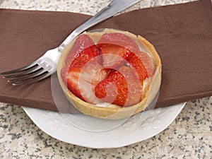 An individual strawberry tarte