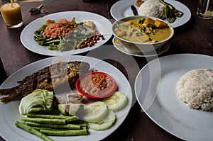 Indo food: Kankung plecing spicy water spinach dish, Ikan goreng fried fish and kare curry