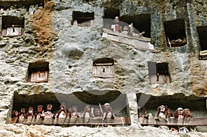 Indonesia, Sulawesi, Tana Toraja, Ancient tomb photo