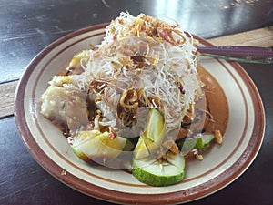 Indonesian food called ketoprak on a brown wooden table