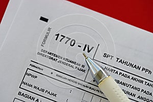 Indonesian tax form 1770-4 Individual Income Tax Return and pen on table