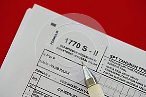 Indonesian tax form 1770 S - 2 Individual Income Tax Return and pen on table