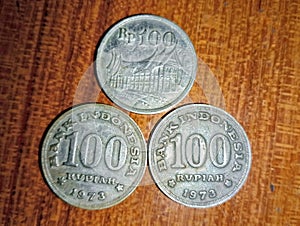 Indonesian thick 100 rupiah coin 1973