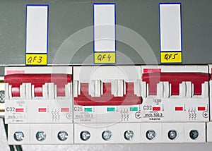 Automatic circuit breaker