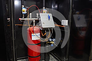 Industrial automatic fire extinguishing system, cabinet with balloon of fire-fighting foam, nitrogen and control unit