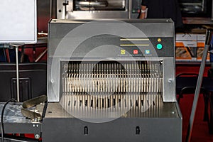 Industrial bread slicing machine for slicing bread into thin symmetrical slices