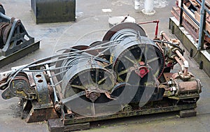 Industrial cable puller winch