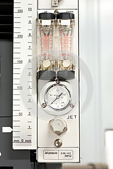 Industrial circle thermometer/manometer with temperature gauge.