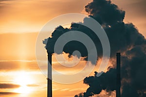 Průmyslový komín emise uhlík plyny a v atmosféra 