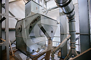 Industrial grain drying machine. Pipeline and separator