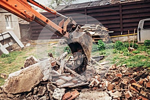 Hydraulický rýpadlo buldozér nakladanie demolácie trosky kameň a betón recyklácia 